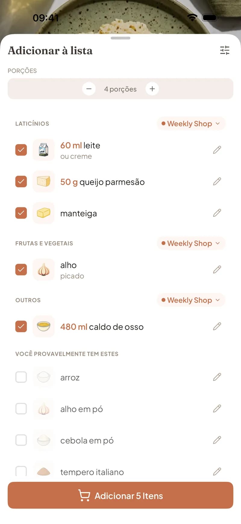 Ecrã de adicionar à lista de compras do Clemi com ingredientes agrupados por secção e itens da despensa por marcar